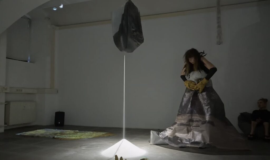 Performance Cracks in Landscapes by Claudia Bosse, DAS WEISSE HAUS, 2026 – Videostill © Markus Gradwohl